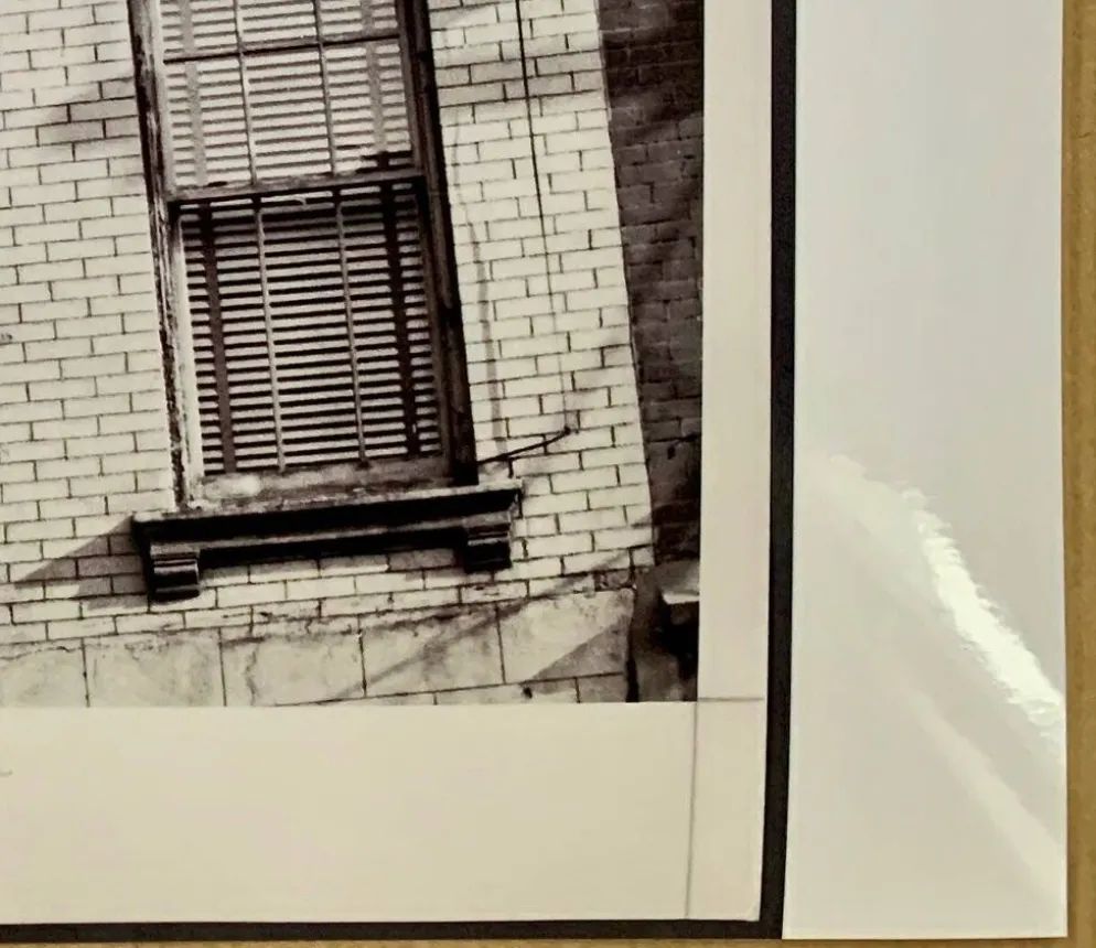 Photo New York 1953 – Escaliers de secours & femme à la fenêtre