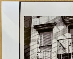 Photo New York 1953 – Escaliers de secours & femme à la fenêtre