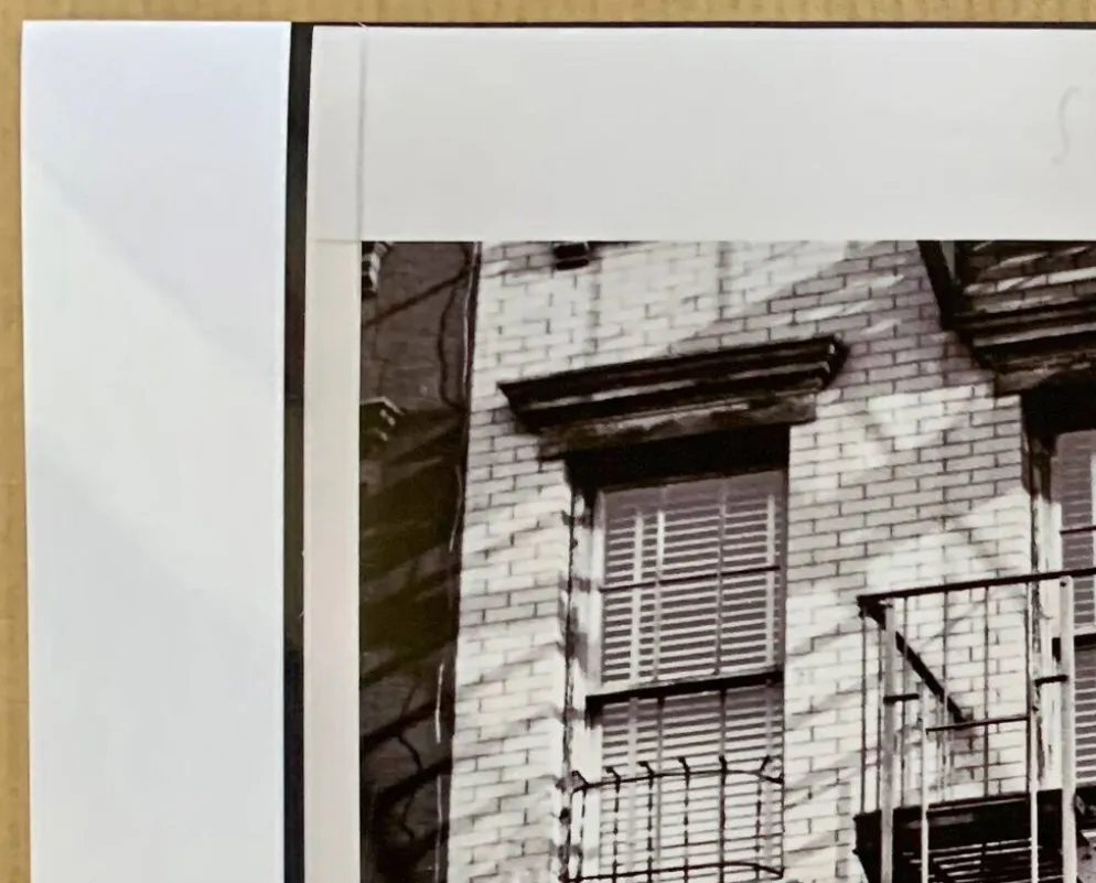 Photo New York 1953 – Escaliers de secours & femme à la fenêtre