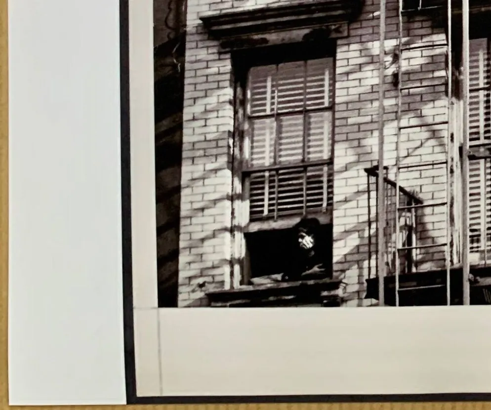 Photo New York 1953 – Escaliers de secours & femme à la fenêtre