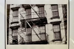 Photo New York 1953 – Escaliers de secours & femme à la fenêtre
