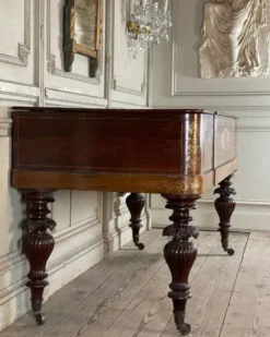 Piano table en palissandre et marqueterie de nacre et bois fruitiers vers 1830