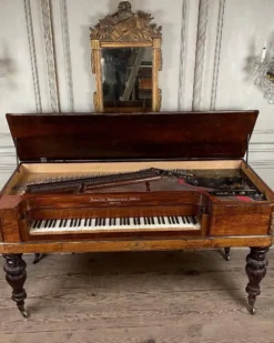 Piano table en palissandre et marqueterie de nacre et bois fruitiers vers 1830