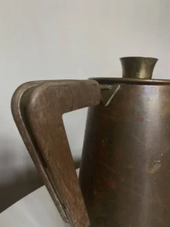 Pichet design italien moderniste 1960 en bois et métal patiné