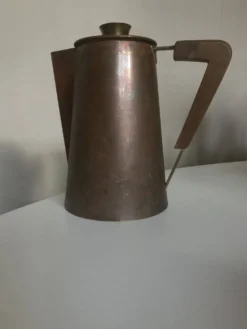 Pichet design italien moderniste 1960 en bois et métal patiné