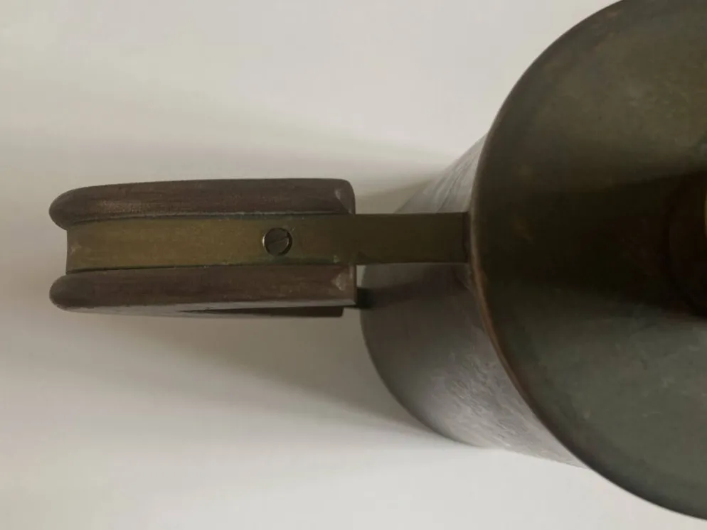 Pichet design italien moderniste 1960 en bois et métal patiné