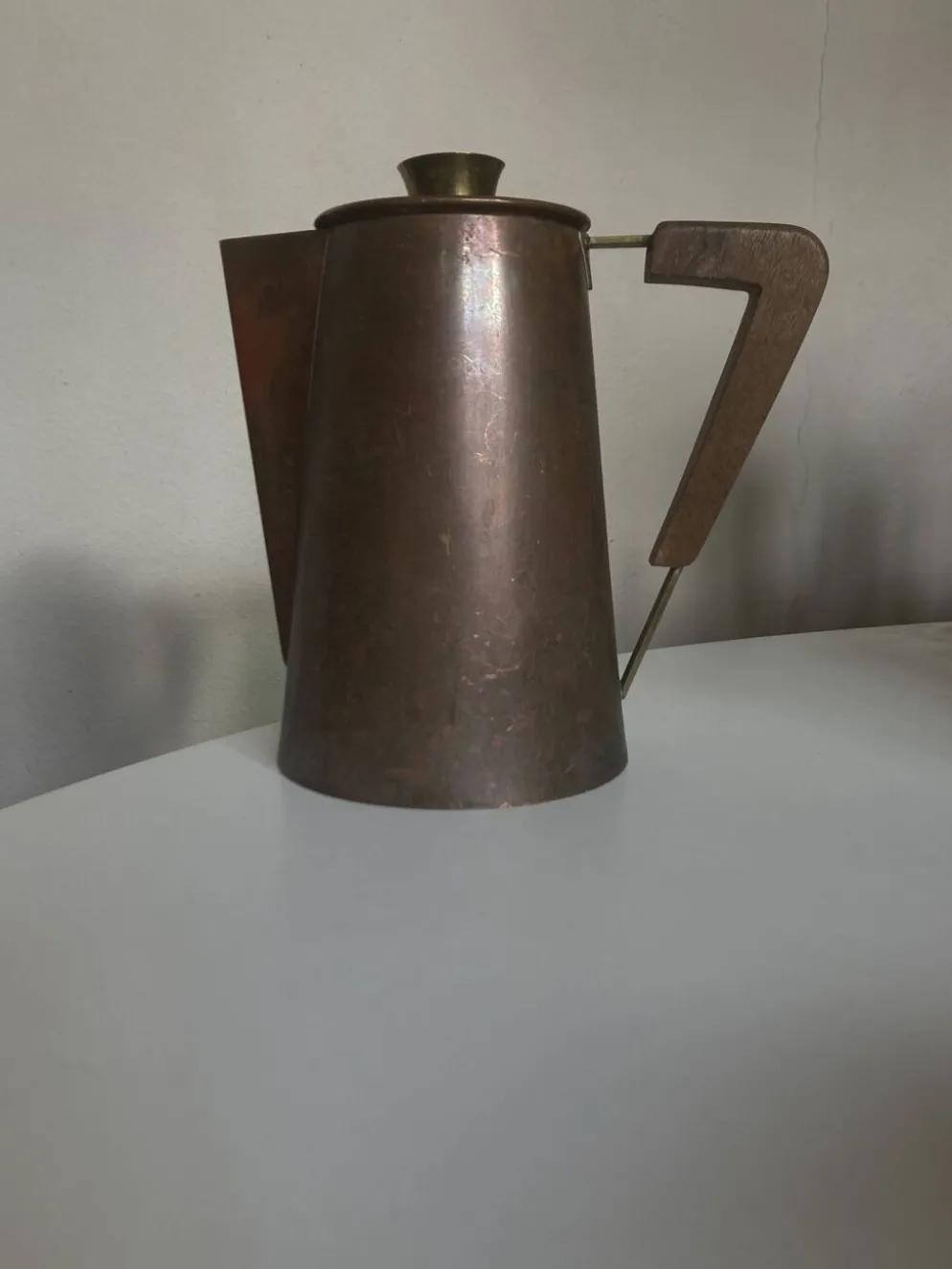 Pichet design italien moderniste 1960 en bois et métal patiné