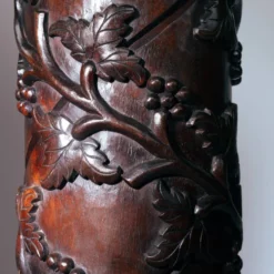 2 piédestaux en bois avec motif de vigne sculpté à la main, France années 1950