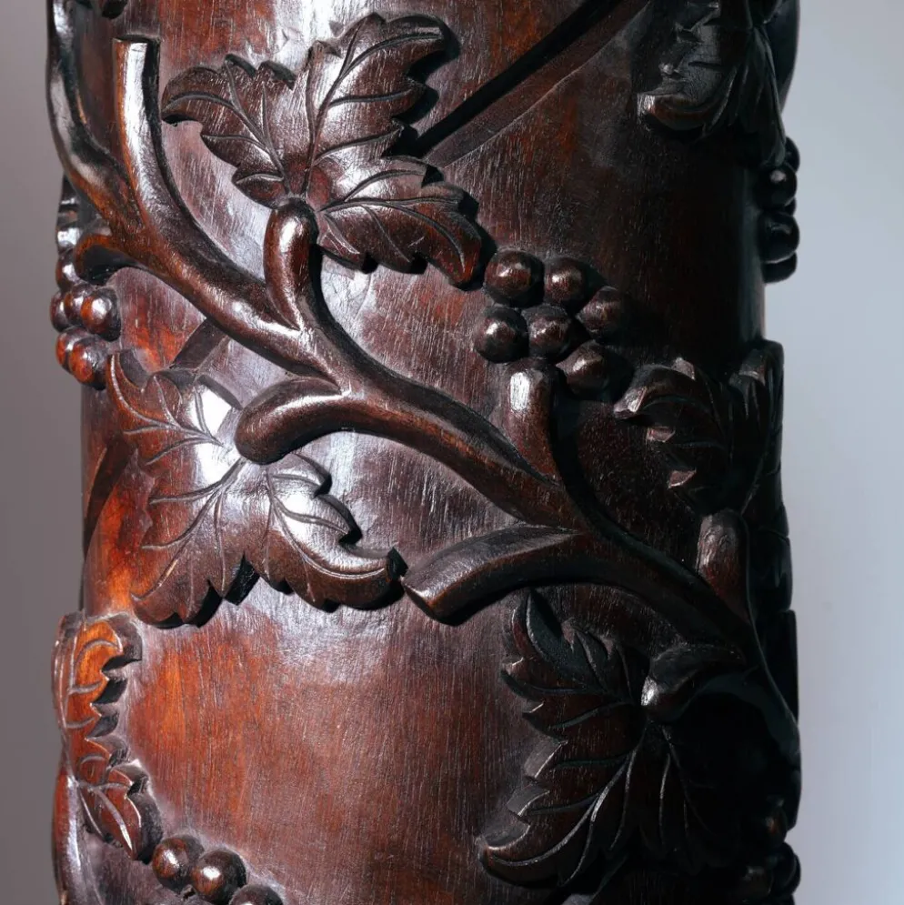 2 piédestaux en bois avec motif de vigne sculpté à la main, France années 1950