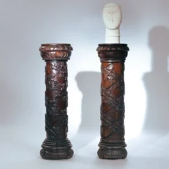 2 piédestaux en bois avec motif de vigne sculpté à la main, France années 1950