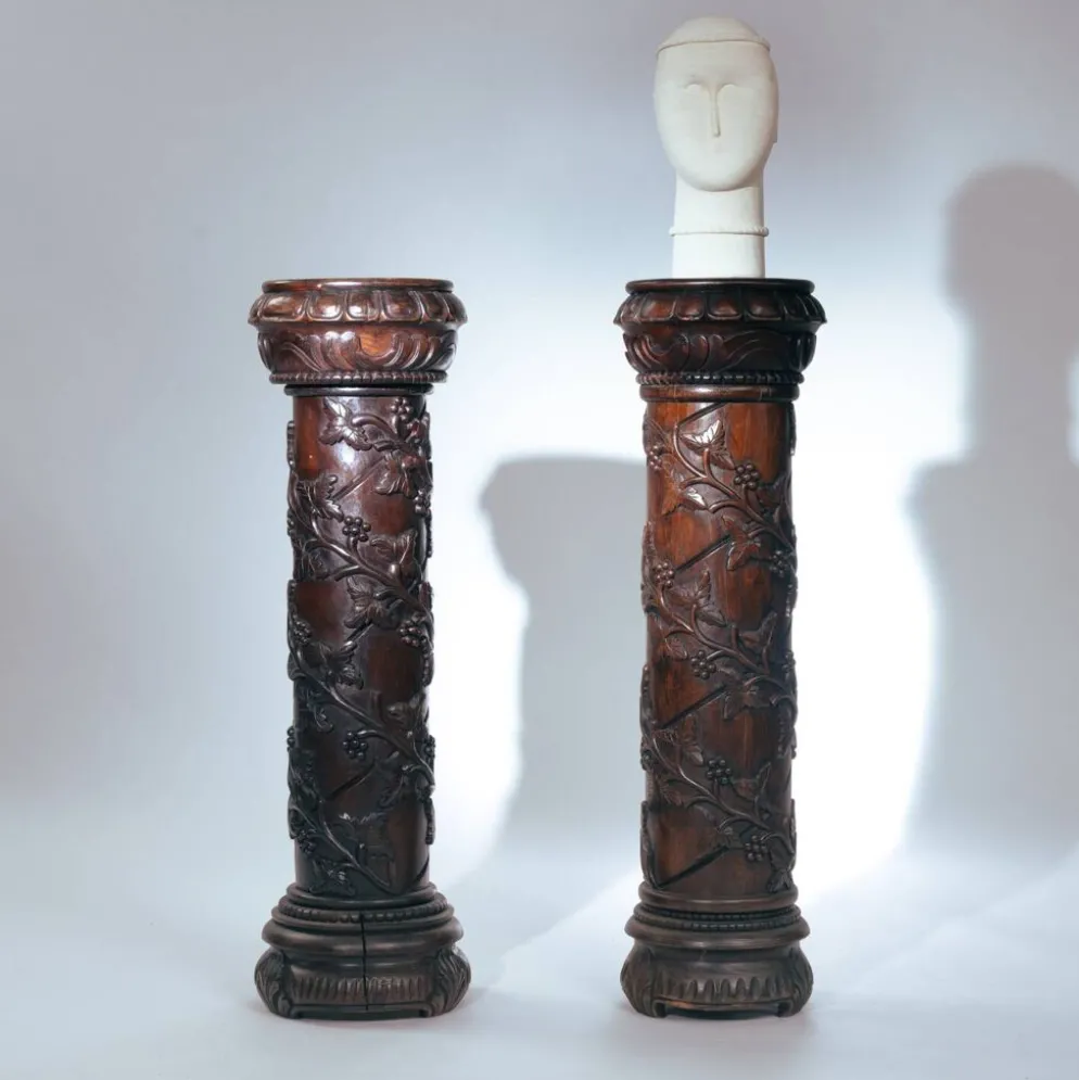 2 piédestaux en bois avec motif de vigne sculpté à la main, France années 1950