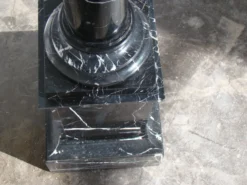 Pilier ou colonne en marbre noir