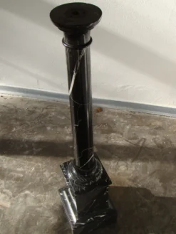 Pilier ou colonne en marbre noir