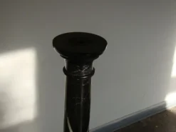 Pilier ou colonne en marbre noir