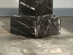 Pilier ou colonne en marbre noir