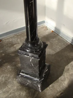 Pilier ou colonne en marbre noir
