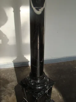 Pilier ou colonne en marbre noir