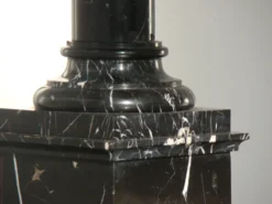 Pilier ou colonne en marbre noir