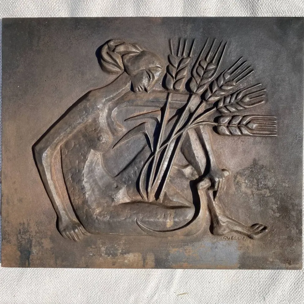 Plaque de cheminée moderniste signée Quellier , Femme aux épis de blé