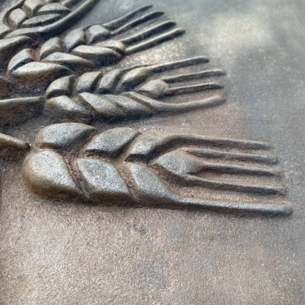 Plaque de cheminée moderniste signée Quellier , Femme aux épis de blé
