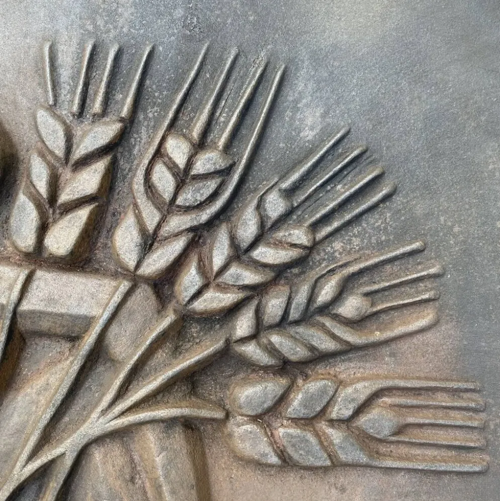 Plaque de cheminée moderniste signée Quellier , Femme aux épis de blé