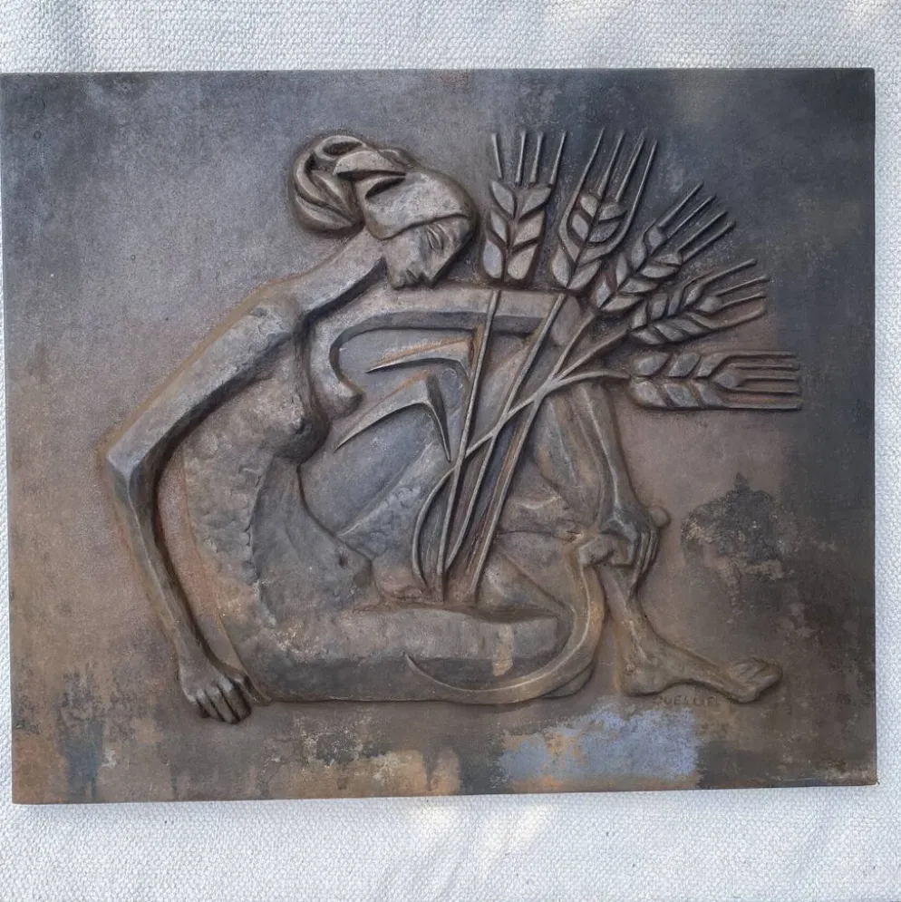 Plaque de cheminée moderniste signée Quellier , Femme aux épis de blé
