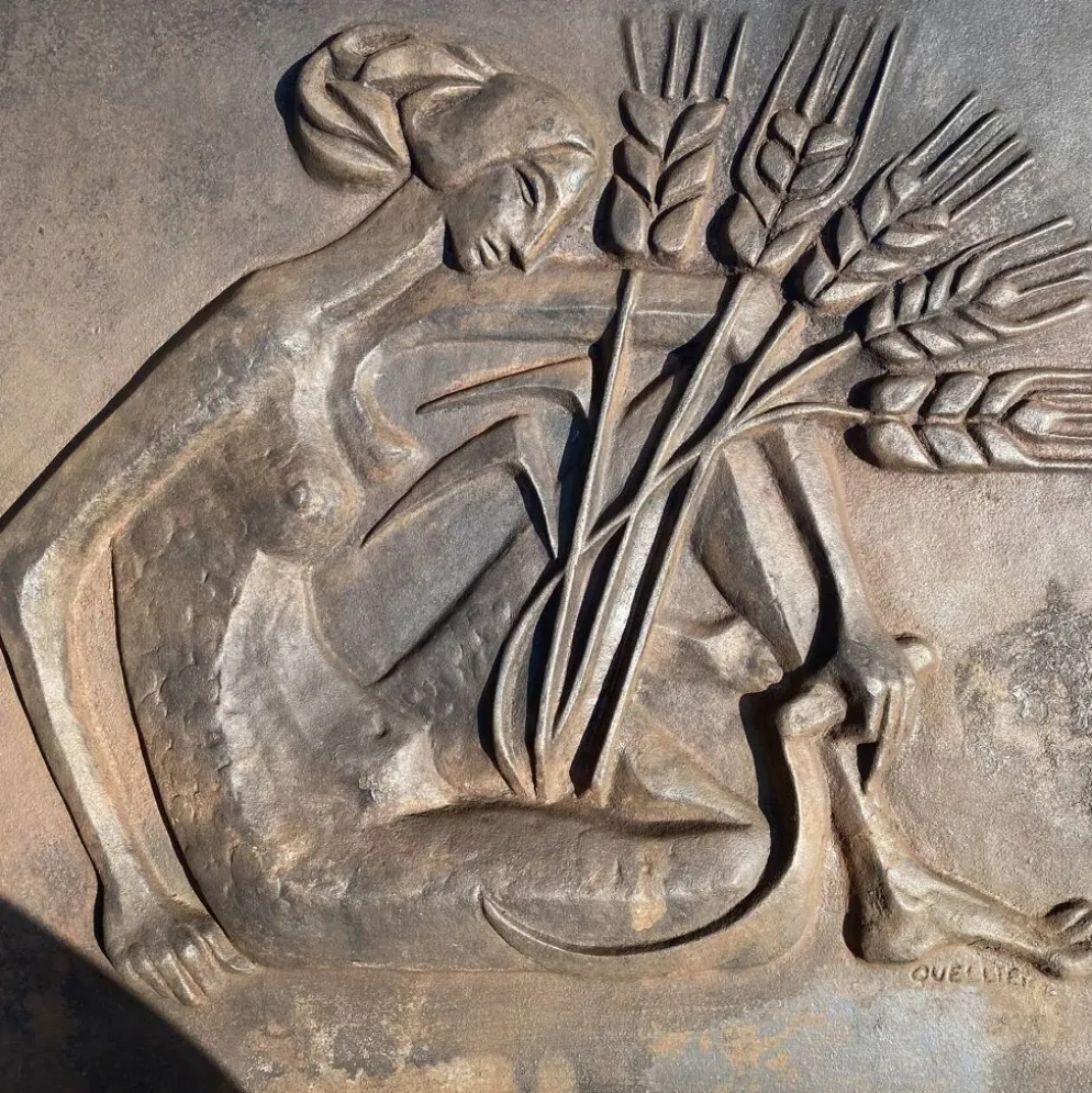 Plaque de cheminée moderniste signée Quellier , Femme aux épis de blé