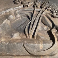 Plaque de cheminée moderniste signée Quellier , Femme aux épis de blé