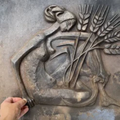 Plaque de cheminée moderniste signée Quellier , Femme aux épis de blé