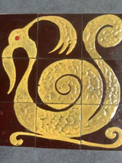 Plaque de céramique motif zoomorphe composée de 9 carreaux