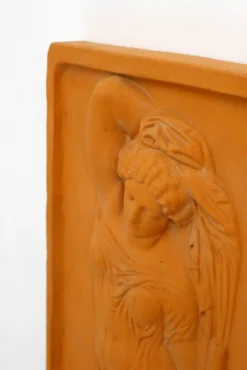 Plaque murale Femme baigneuse, bas-relief en terre cuite