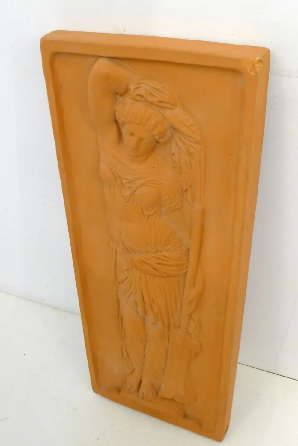 Plaque murale Femme baigneuse, bas-relief en terre cuite
