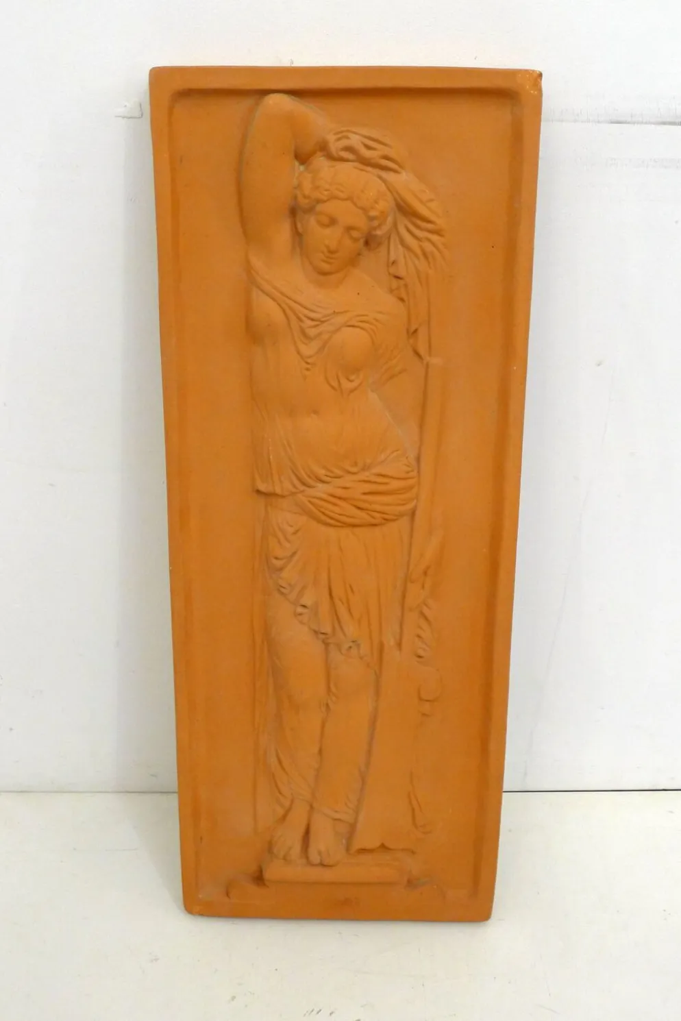 Plaque murale Femme baigneuse, bas-relief en terre cuite