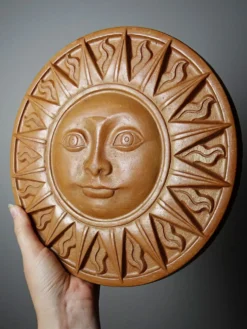 Plaque murale soleil anthropomorphe en terre cuite patinée, Italie 1996