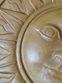 Plaque murale soleil anthropomorphe en terre cuite patinée, Italie 1996