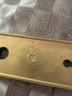 Plaque protection poignet porte