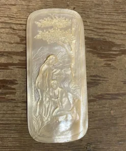 Plaque sculptée en nacre, deux jeunes filles au bain