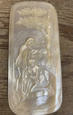 Plaque sculptée en nacre, deux jeunes filles au bain