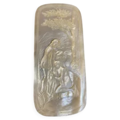 Plaque sculptée en nacre, deux jeunes filles au bain
