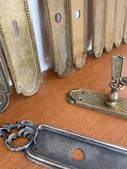 13 plaques de propreté anciennes en laiton perlé et poignée – XIXe