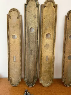 13 plaques de propreté anciennes en laiton perlé et poignée – XIXe