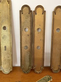 13 plaques de propreté anciennes en laiton perlé et poignée – XIXe