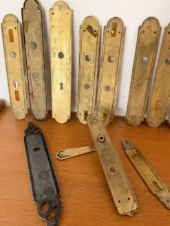 13 plaques de propreté anciennes en laiton perlé et poignée – XIXe