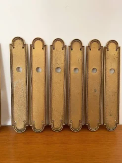 13 plaques de propreté anciennes en laiton perlé et poignée – XIXe
