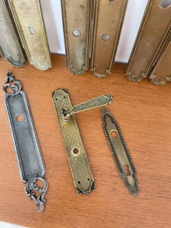 13 plaques de propreté anciennes en laiton perlé et poignée – XIXe