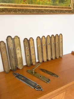 13 plaques de propreté anciennes en laiton perlé et poignée – XIXe