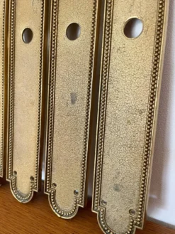 13 plaques de propreté anciennes en laiton perlé et poignée – XIXe