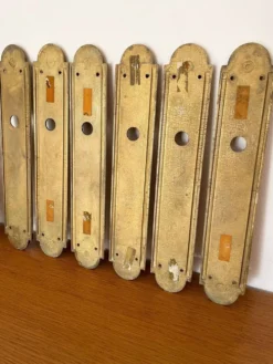 13 plaques de propreté anciennes en laiton perlé et poignée – XIXe
