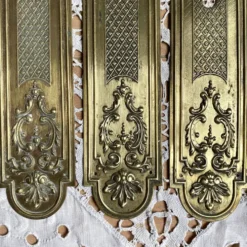 Plaques de propreté anciennes en laiton