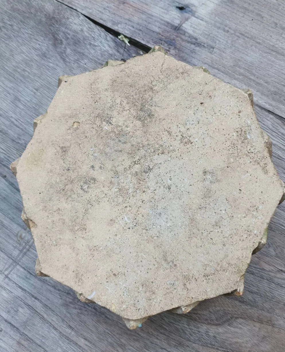 Plateau de jeu ancien en pierre sculptée